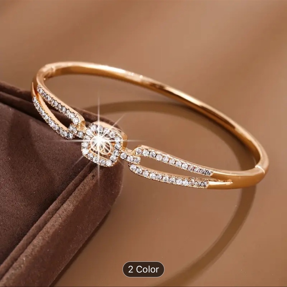 Elegant Gold Bracelet with Crystal Accents - Picture 7 of 9